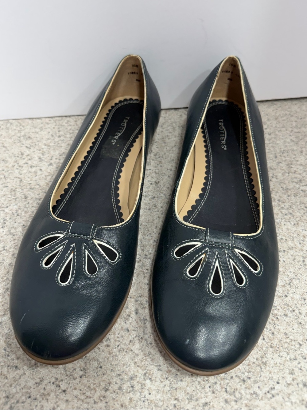TROTTERS Vintage Style Cutout Leather Flats - Women’s Size 10 - Navy Blue